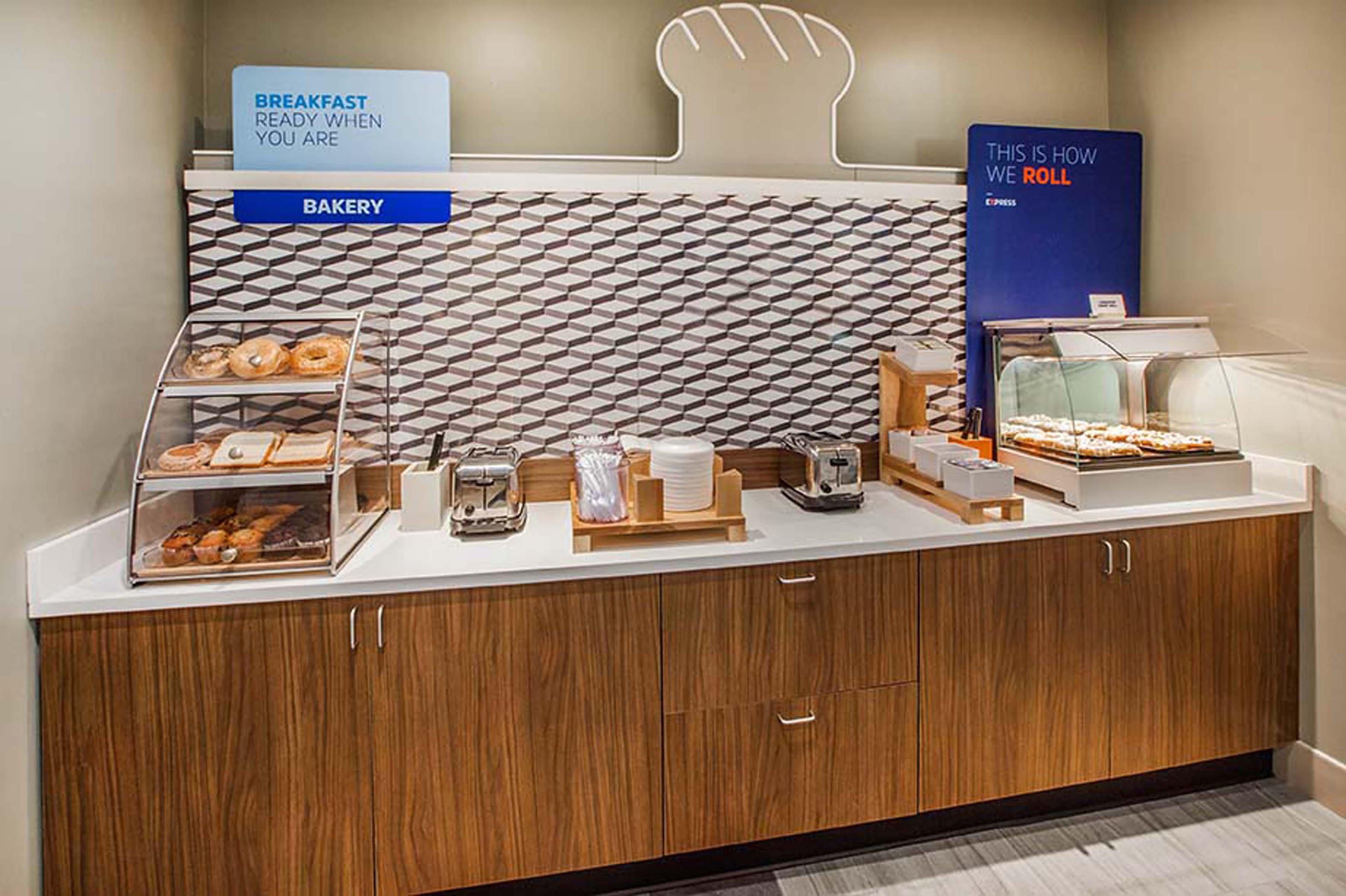 Holiday Inn Express Fredericksburg - Southpoint By Ihg Exterior foto